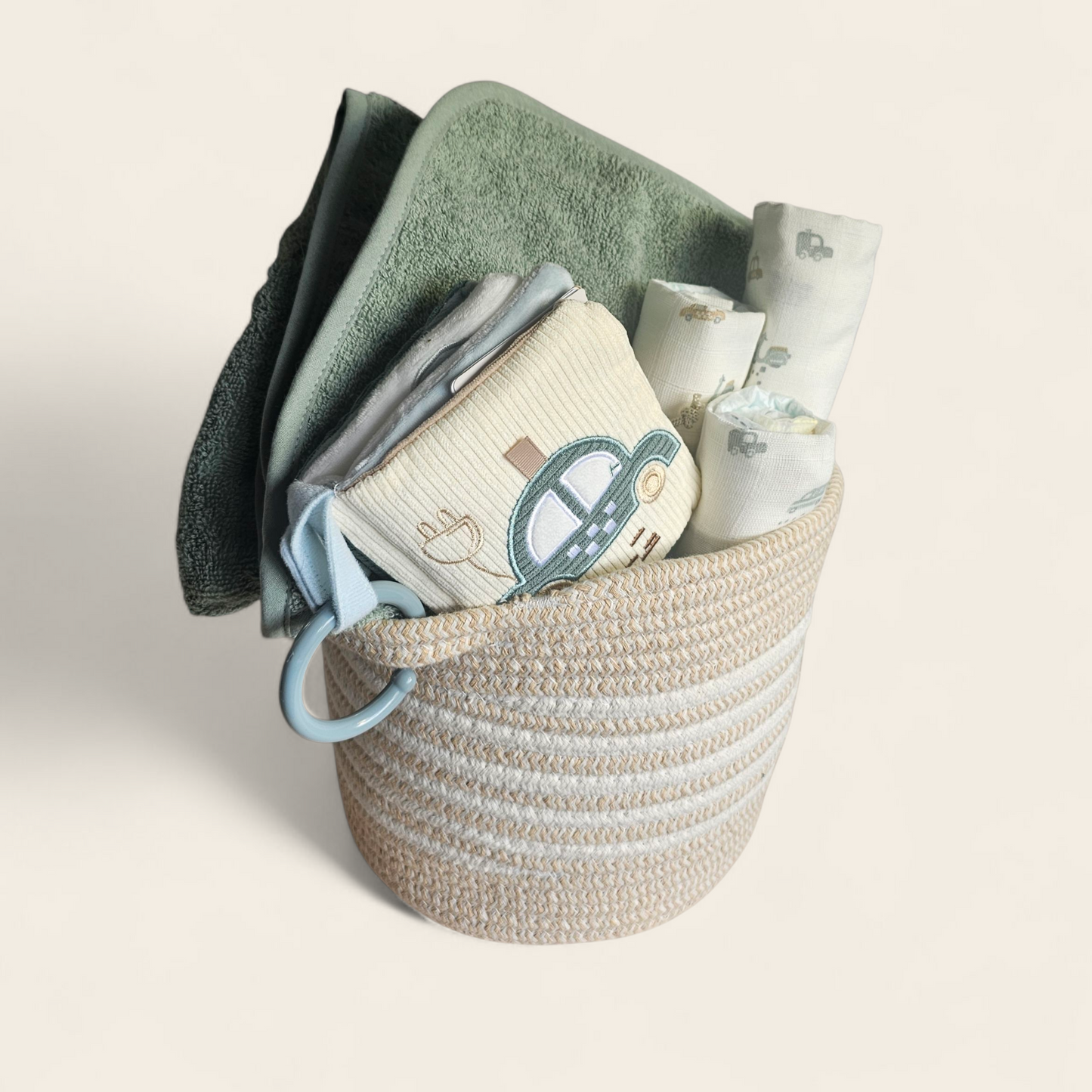 Kraammand met Pampers, Jollein badcape en auto knisperboekje – gepersonaliseerd kraamcadeau
