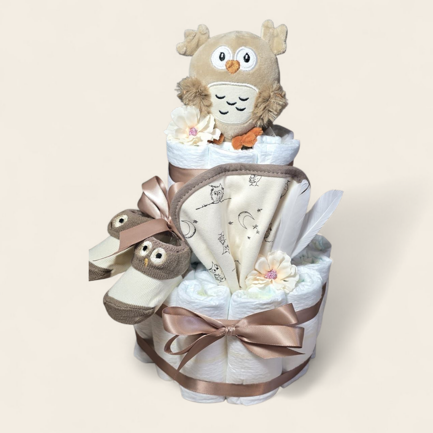 Luiertaart bruin uil 2 laags - met rammelaar, sokjes, slabber en pampers