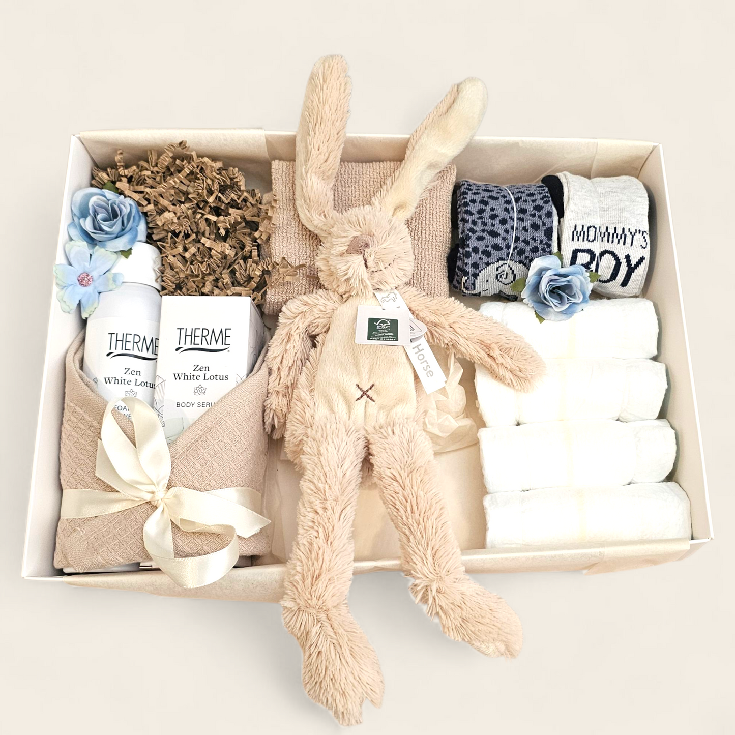 Kraamcadeau Jongen en mama – met naam geborduurd – Happy Horse Helma knuffeldoekje, sokjes, luiers & Therme Zen voor mama – Luxe doos met bedrukking