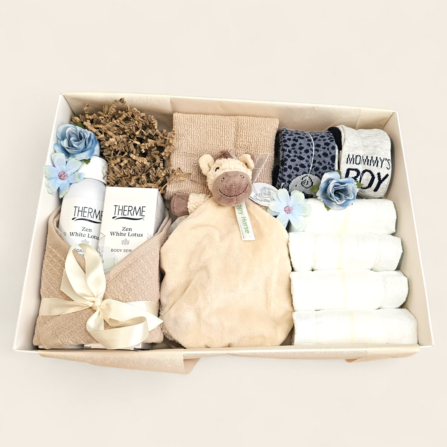 Kraamcadeau Jongen en mama – met naam geborduurd – Happy Horse Helma knuffeldoekje, sokjes, luiers & Therme Zen voor mama – Luxe doos met bedrukking