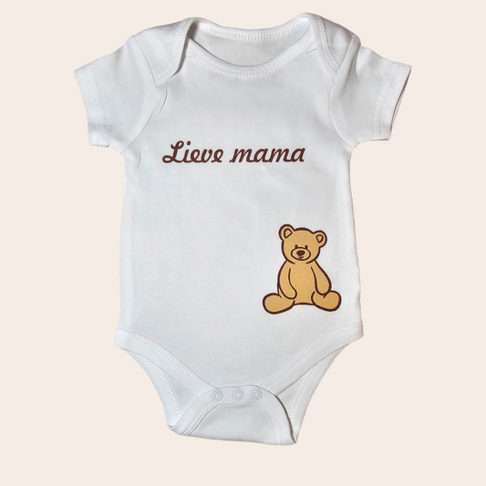 Body mit Aufdruck eines Teddybären und Text „Dear Mama“ – erhältlich in Pink, Blau und Weiß