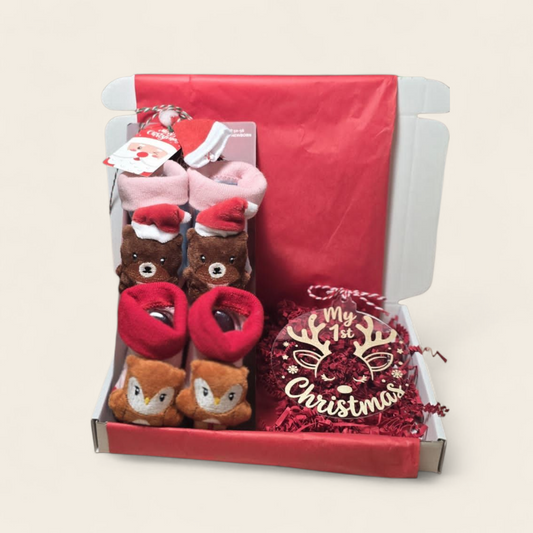 Kerstcadeau voor baby – “My First Christmas” plexiglas Kerstbal + 2 paar 3D kerstsokjes uiltje en beertje