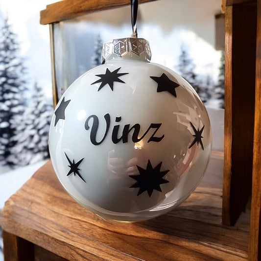 Glazen glanzende witte kerstbal met naam