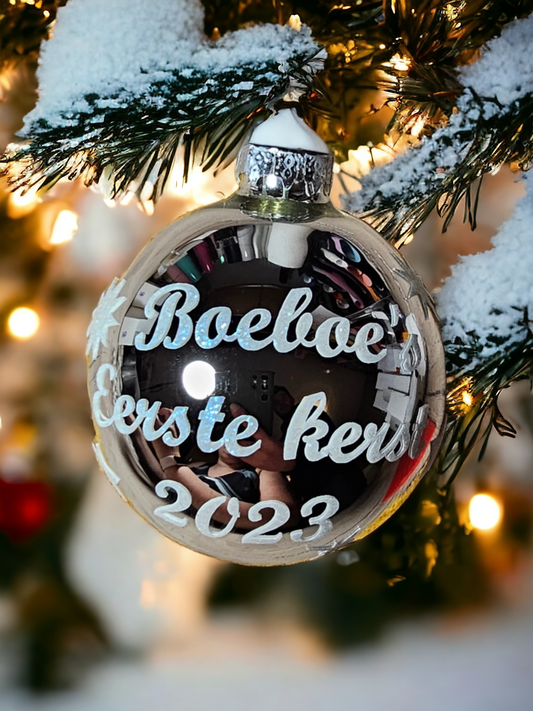 glanzende zilveren kerstbal met naam