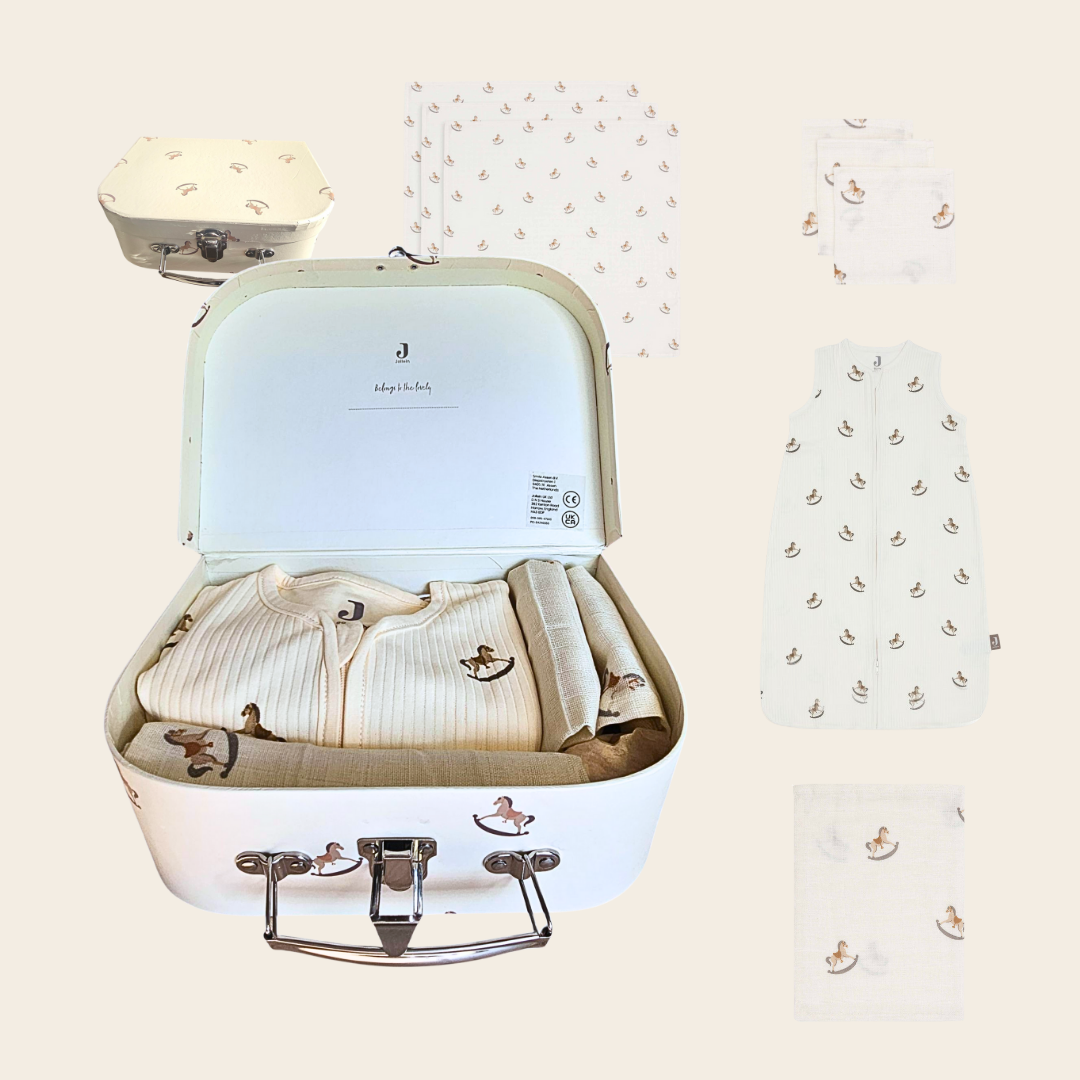 Kraamcadeau Nostalgic Ride – groot koffertje met Jollein slaapzak en babyartikelen