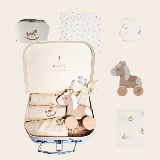 Kraamcadeau Nostalgic Ride – koffertje met Jollein babyartikelen - met houten paard
