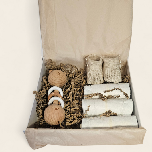 Luxe kraamcadeau baby – cadeau doos met rammelaar