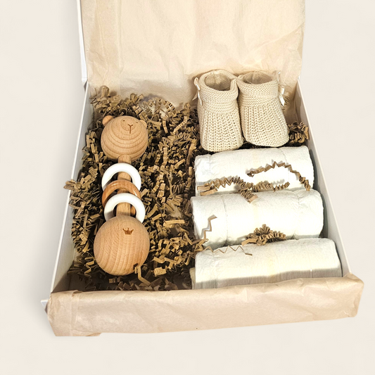 Luxe kraamcadeau baby – cadeau doos met rammelaar