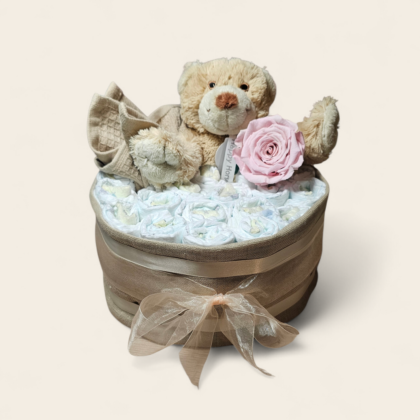 Luxe Luiertaart 1-Laags met Premium Pampers, Roze Longlife Roos, Hydrofiele Doek, Spuugdoekje en Superzacht Beertje: Het Perfecte Kraamcadeau