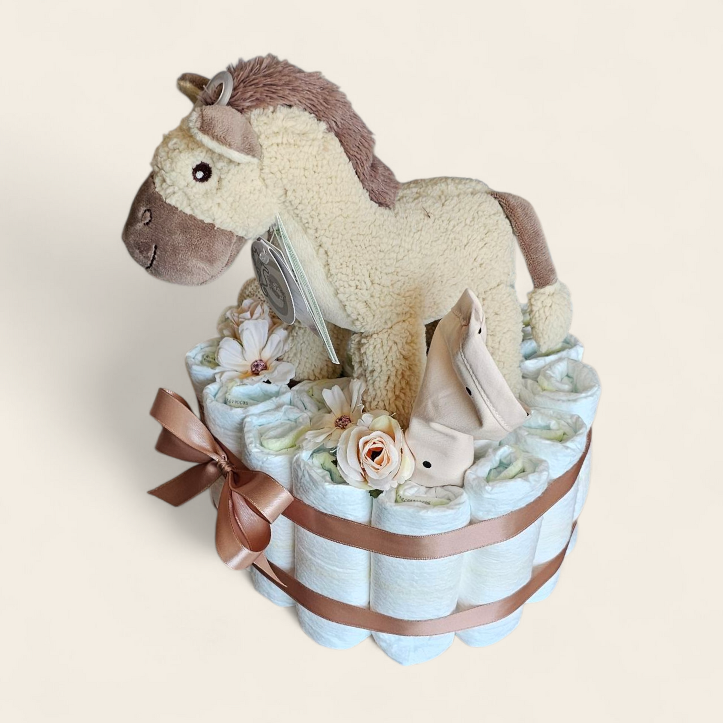 Luxe Luiertaart met Happy Horse knuffel, Liewood slabber, gehaakte slofjes & 21 Pampers maat 2 – feestelijk verpakt kraamcadeau