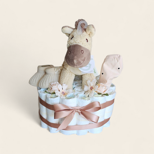 Luxe Luiertaart met Happy Horse knuffel, Liewood slabber, gehaakte slofjes & 21 Pampers maat 2 – feestelijk verpakt kraamcadeau