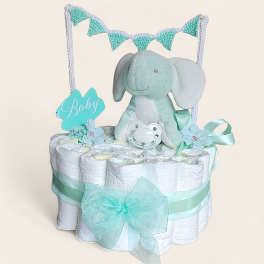 Luiertaart in mintgroen met 26 Pampers, Bam Bam knuffel olifantje, speen en gehaakte vlaggetjes – origineel kraamcadeau