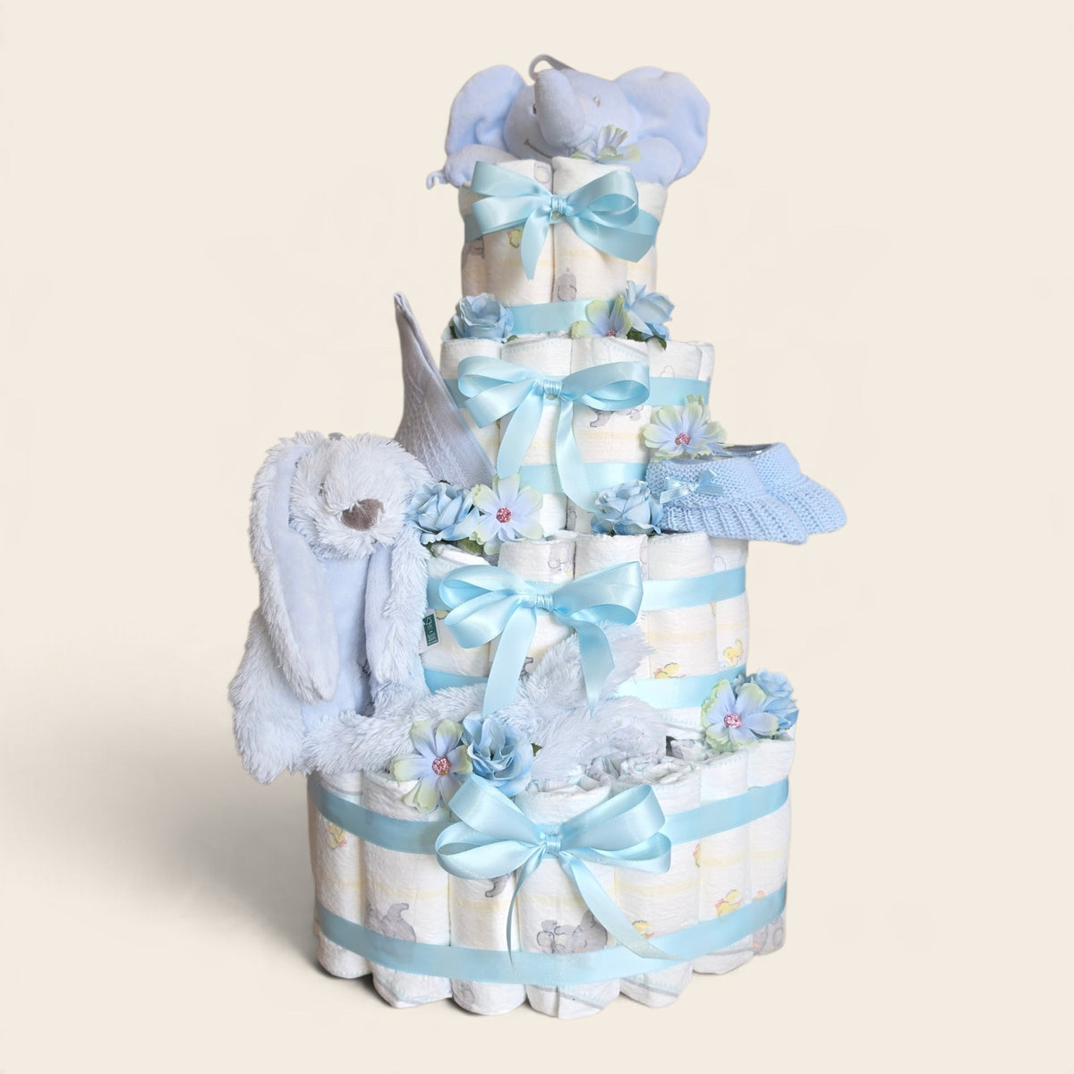 Grote blauwe luiertaart met 107 Pampers maat 2, Happy Horse konijn van 28 cm en tuttle. Een luxe 4-laags kraamcadeau voor een jongen. Bestel online!