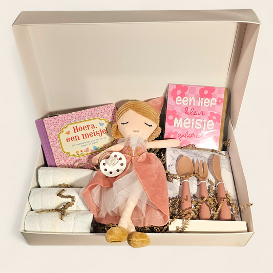 Luxe kraamcadeau baby meisje – gepersonaliseerd en compleet - princess Lynn