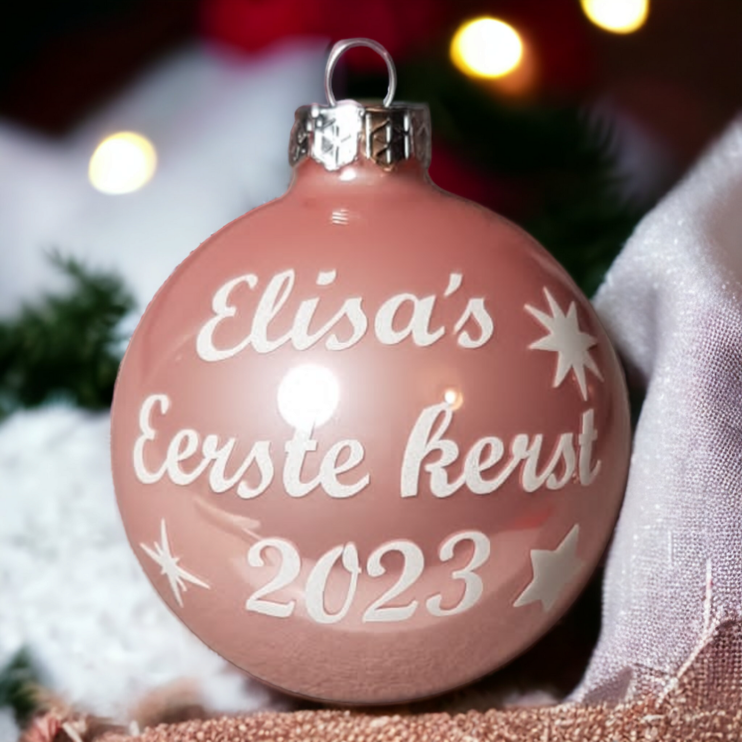 Glanzende glazen kerstbal met naam